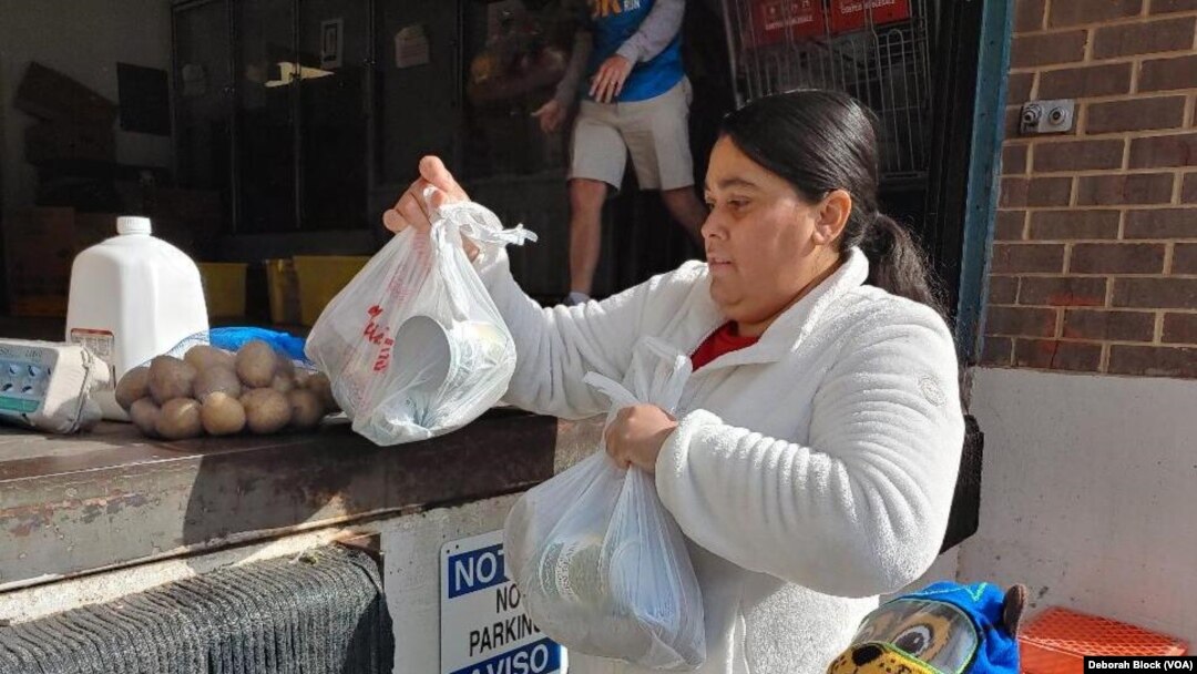 Food for Others en Fairfax, Virginia, en las afueras de Washington, proporciona provisiones para el Día de Acción de Gracias y una tarjeta de regalo para comprar pavo o alimentos adicionales. 16 de noviembre de 2022