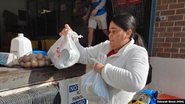 Food for Others en Fairfax, Virginia, en las afueras de Washington, proporciona provisiones para el Día de Acción de Gracias y una tarjeta de regalo para comprar pavo o alimentos adicionales. 16 de noviembre de 2022