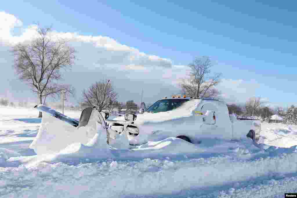 Una máquina quitanieves se queda tirada en la carretera tras la tormenta invernal que azotó la región de Búfalo, en Amherst, Nueva York, Estados Unidos, el 25 de diciembre de 2022.&nbsp;