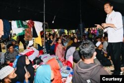 Presiden Joko Widodo untuk kedua kalinya datang ke Cianjur menjenguk kondisi para pengungsi. Kali ini di pos pengungsi di Cugenang, Cianjur, Jawa Barat. (Setpres RI.)