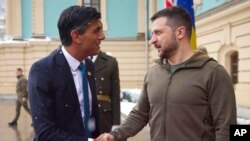 Rishi Sunak, primer ministro británico, se da la mano con el presidente ucraniano Volodymyr Zelenskyy durante una visita sorpresa a Kiev.