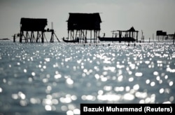 Permukiman masyarakat Bajau Laut terlihat di Laut Sulawesi di negara bagian Sabah Malaysia di Kalimantan, 17 Februari 2009. (REUTERS/Bazuki Muhammad)
