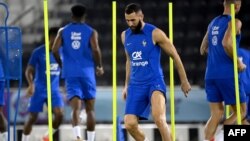 Karim Benzema (mitan) kontwolel balon an pandan yon sesyon antrenman nan stad Jassim-bin-Hamad la nan Doha, anvan ouveti Mondyal Foutbol Qatar 2022 a, 19 Nov. 2022. 
