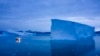 一艘船駛過格陵蘭島東部的大座冰山。 （2019年8月15日）