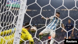 Messi marca el tercer gol de Argentina en al final contra Francia. (REUTERS/Hannah Mckay)