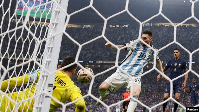 Messi marca el tercer gol de Argentina en al final contra Francia. (REUTERS/Hannah Mckay)