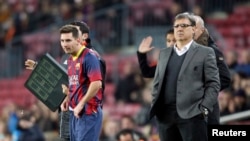 Lionel Messi (I) también estuvo bajo las órdenes de Gerardo Martino durante una temporada en el FC Barcelona. (REUTERS/Albert Gea)