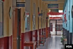 Lorong di SDN Pondok Cina 1 yang terlihat sepi dari aktifitas bermain siswanya karena beberapa dari mereka sudah dipindah ke SDN Pocin 3 dan 5 untuk mengikuti proses kegiatan belajar mengajar. (VOA/Indra Yoga)