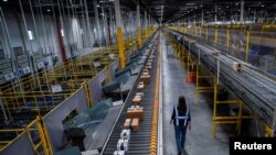 Sejumlah paket di gudang Amazon di New Jersey siap untuk dikirimkan kepada para konsumen dalam edisi pesta belanja Cyber Monday pada 28 November 2022. (Foto: Reuters/Eduardo Munoz)