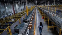 Sejumlah paket di gudang Amazon di New Jersey siap untuk dikirimkan kepada para konsumen dalam edisi pesta belanja Cyber Monday pada 28 November 2022. (Foto: Reuters/Eduardo Munoz)