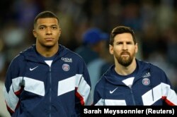 Pemain klub sepak bola Prancis Paris St Germain Lionel Messi dan Kylian Mbappe sebelum pertandingan. (Foto: REUTERS/Sarah Meyssonnier)