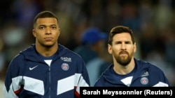 Pemain klub sepak bola Prancis Paris St Germain Lionel Messi dan Kylian Mbappe sebelum pertandingan. (Foto: REUTERS/Sarah Meyssonnier)