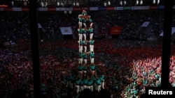 Los "castellers" de Vilafranca forman un castillo en una competición el 2 de octubre de 2022.