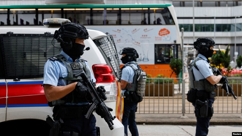资料照：香港武装警察押解据信是运送香港壹传媒创办人黎智英的监狱车辆抵达香港高等法院。（2022年12月1日）(photo:VOA)