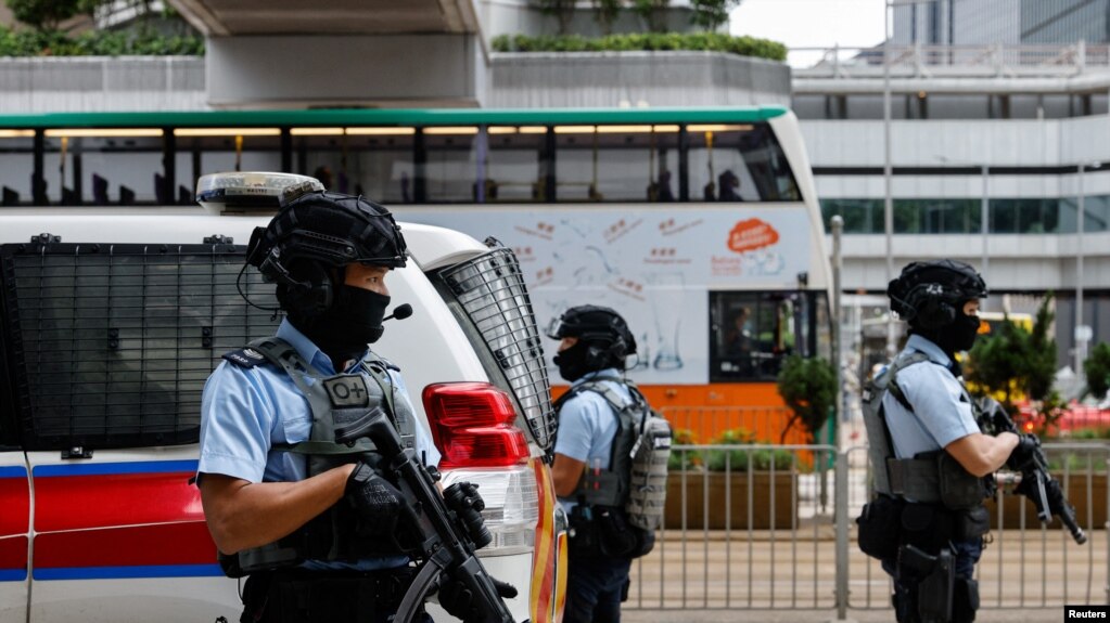 香港武装警察押解据信是运送香港壹传媒创办人黎智英的监狱车辆抵达香港高等法院。（2022年12月1日）