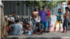 ARCHIVO. Personas durmiendo en el parqueo del mercado Roberto Huembes, en Managua, capital de Nicaragua en diciembre de 2021. [Foto: Houston Castillo, VOA]