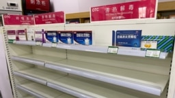 北京一家药店治疗退烧的药物货架空空。（2022年12月15日）