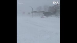 暴风雪气候使得纽约布法罗陷入瘫痪 