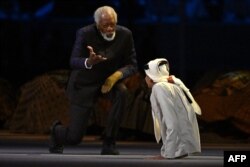 Aktor AS Morgan Freeman (Kiri) dan YouTuber Qatar Ghanim al-Muftah saat pembukaan Piala Dunia di Stadion Al-Bayt di Al Khor, utara Doha, pada 20 November , 2022. (Foto: AFP/Raul ARBOLEDA)