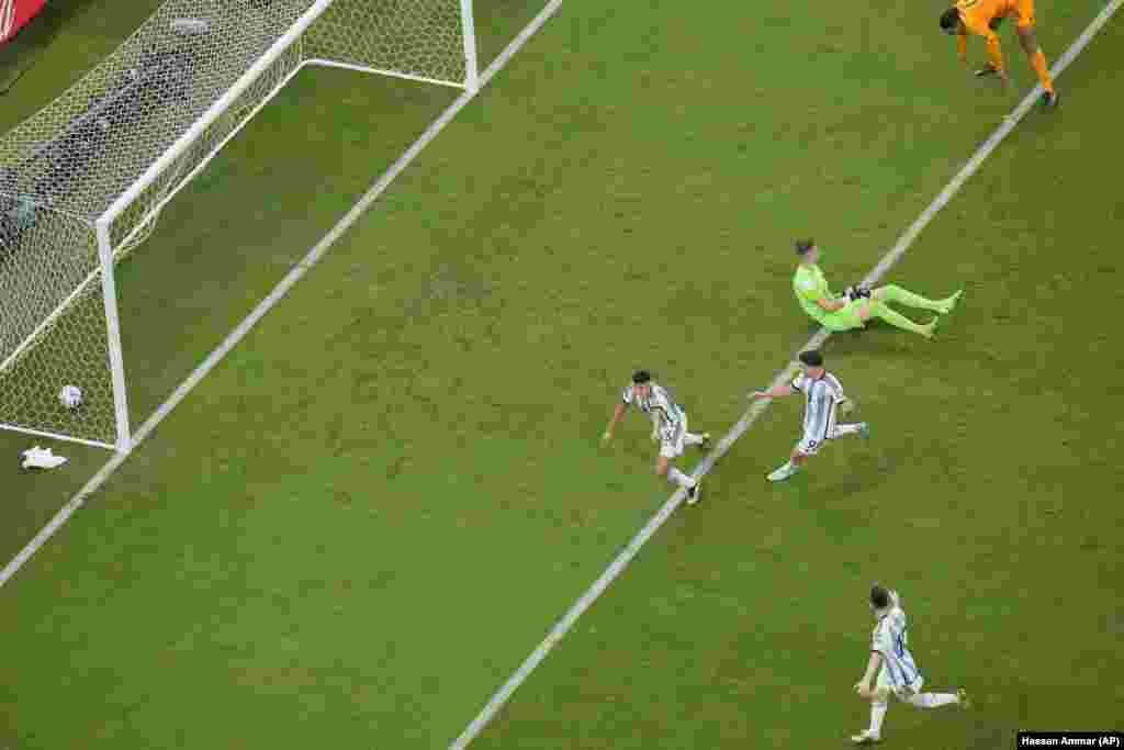 Nahuel Molina celebra o primeiro golo da Argentina contra a Holanda, que foi eliminada nas grandes penalidades. Estádio Lusail, Mundial do Qatar. Dez, 9, 202