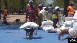 FILE - Food insecure people in Buhera rural district receiving aid from the U.N. World Food Program in Zimbabwe with funding from the USAID in Nov. 2022 (Columbus Mavhunga/VOA) 