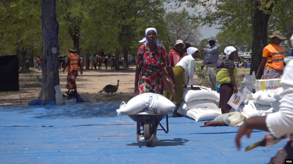 FILE - Food-insecure people in Buhera rural district receiving aid from the UN World Food Program in Zimbabwe with funding from the USAID in Nov. 2022. (Columbus Mavhunga/VOA)