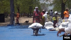 FILE - Food-insecure people in Buhera rural district receiving aid from the UN World Food Program in Zimbabwe with funding from the USAID in Nov. 2022. (Columbus Mavhunga/VOA) 