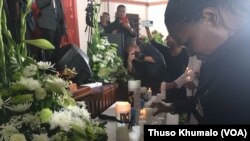 Vamwe vevanhu vaungana pamunamato waitwa nehurumende kuBoksburg kuSouth Africa. (Mufananidzo naThuso Khumalo)