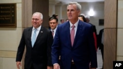 Foto Achiv: Lide minorite Kevin McCarthy (Repibliken Kalifoni) ak Depite Repibliken Lwizyann Steve Scalise apre yon rankonto lideship Repibliken an nan Kongre a, 15 Nov. 2022. 