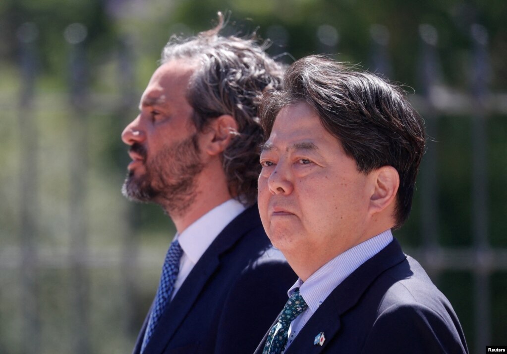 日本外务大臣林芳正（Yoshimasa Hayashi）在布宜诺斯艾利斯与阿根廷外长卡菲耶罗参加活动。（2023年1月10日）(photo:VOA)