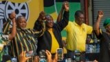Rais wa Afrika kuisni Cyril Ramaphosa (katikati) baada ya kuchaguliwa kuwa kiongozi wa chama cha ANC, Dec 19, 2022
