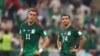 Los mexicanos Rogelio Funes Mori y Luis Chavez se ven abatidos después del partido México-Arabia Saudita (2-1) al ser eliminados del Mundial de Qatar, el 30 de noviembre (REUTERS/Matthew Childs)