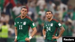 Los mexicanos Rogelio Funes Mori y Luis Chavez se ven abatidos después del partido México-Arabia Saudita (2-1) al ser eliminados del Mundial de Qatar, el 30 de noviembre (REUTERS/Matthew Childs)