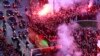 Fans turun ke jalan di Kota Rabat, Maroko, pada 20 Desember 2022, untuk merayakan kedatangan timnas sepakbola Maroko seusai bertanding di Piala Dunia 2022. (Foto: AP)