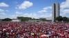 Apoiantes de Lula da Silva aguardam posse em Brasília, 1 Janeiro 2023