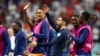 Alphonse Areola, Theo Hernández y sus compañeros de equipo de Francia celebran después del partido Francia – Inglaterra en el Estadio al Bayt, al Khor, Qatar, el sábado, 10 de diciembre de 2022. REUTERS/Hannah Mckay