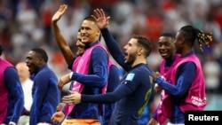Alphonse Areola, Theo Hernández y sus compañeros de equipo de Francia celebran después del partido Francia – Inglaterra en el Estadio al Bayt, al Khor, Qatar, el sábado, 10 de diciembre de 2022. REUTERS/Hannah Mckay