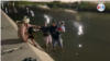 Migrantes cruzan el río que separa a México de EEUU para entregarse a las autoridades estadounidenses. 