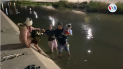 Migrantes cruzan el río que separa a México de EEUU para entregarse a las autoridades estadounidenses.