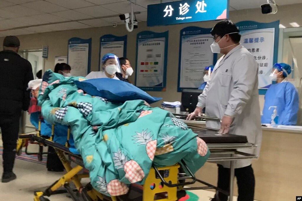 河北保定第二中心医院急诊室因已经满员而无法收住的一名病患。（2022年12月21日）(photo:VOA)