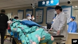 河北保定第二中心醫院急診室因已經滿員而無法收住的一名病患。（2022年12月21日）