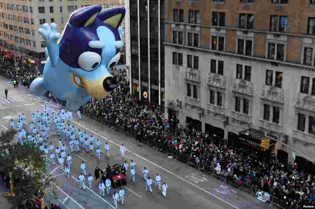 El globo Bluey vuela durante el 96º Desfile de Acción de Gracias de Macy's en Manhattan.