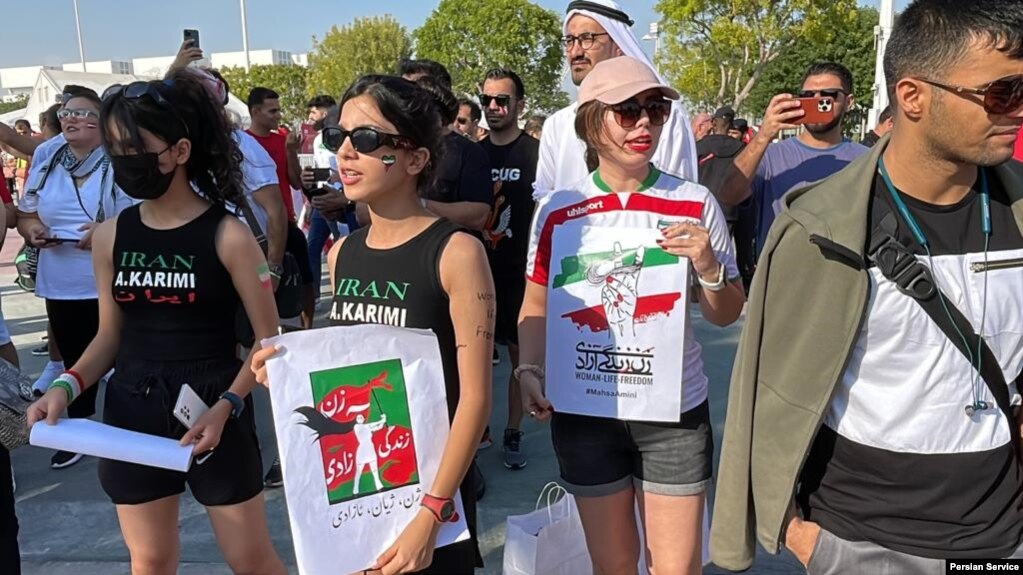 تماشاگران با نمادهای اعتراضی در مسابقه ایران و انگلیس - جام جهانی قطر
