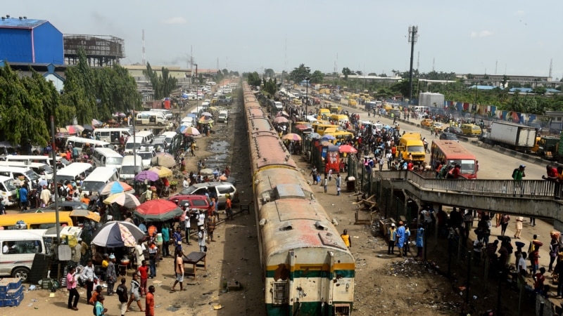 Des hommes armés enlèvent plus de 30 personnes dans une gare au Nigeria