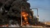 叙利亚卡米什利一座油库被土耳其空军击中后起火燃烧并冒起浓烟。(2022年11月23日)
