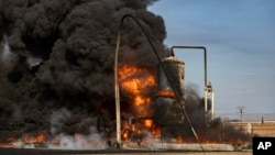 敘利亞卡米什利一座油庫被土耳其空軍擊中後起火燃燒並冒起濃煙。(2022年11月23日)