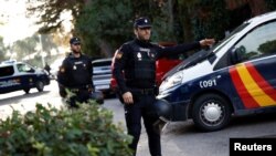 Španska policija ispred ukrajinske ambasade posle incidenta sa pismom-bombom, 30. novembra 2022.