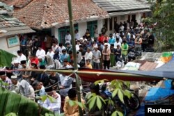 Salat Jumat warga Cianjur, Provinsi Jawa Barat, 25 November 2022, pasca dihantam gempa. (REUTERS/Ajeng Dinar Ulfiana)