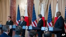 جاپانی وزیر دفاع یاسوکازو ہماڈا، جاپانی وزیر خارجہ حیاشی یوشیماسا، واشنگٹن میں امریکی وزیر خارجہ اینٹنی بلنکن، اور وزیر دفاع لائیڈ آسٹن، 11 جنوری، 2023 کو اسٹیٹ ڈیپارٹمنٹ میں ایک نیوز کانفرنس کے دوران گفتگو کر رہے ہیں۔