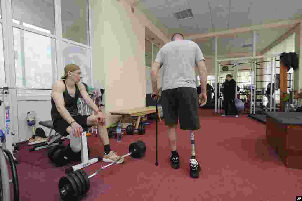 Urushda majruh bo'lgan ukrainalik askarlar&nbsp;reabilitatsiya markazida. Lvov.&nbsp;